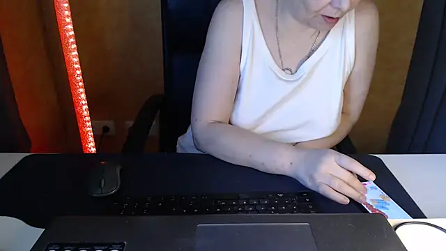 Snapshot of Sweet_Phoenix chatting on May 18, 7:47 am Sweet Phoenix online show from May 18, 7:47 am