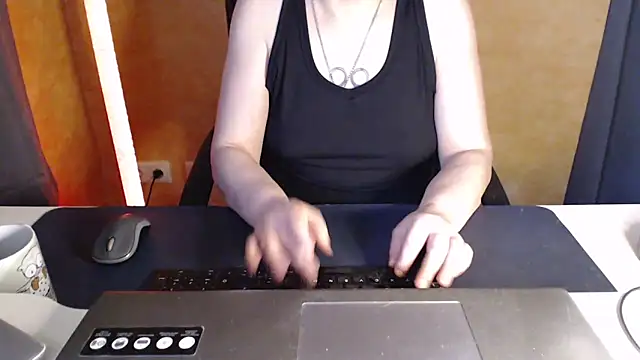 Snapshot of Sweet_Phoenix chatting on May 25, 5:46 am Sweet Phoenix online show from May 25, 5:46 am