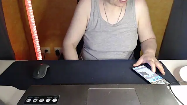 Snapshot of Sweet_Phoenix chatting on May 26, 8:32 am Sweet Phoenix online show from May 26, 8:32 am