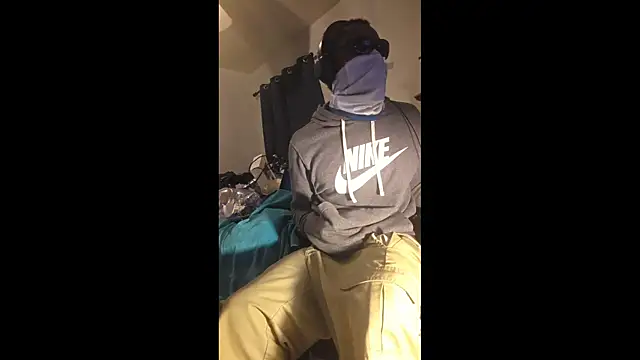 Snapshot of dominatingblacklove chatting on March 29, 12:43 am dominatingblacklove online show from March 29, 12:43 am