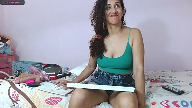 Snapshot of latinabueno41 chatting on February 16, 2:09 am latinabueno41 online show from February 16, 2:09 am