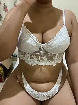 Snapshot of julianabun chatting on January 21, 1:39 am julianabun online show from January 21, 1:39 am