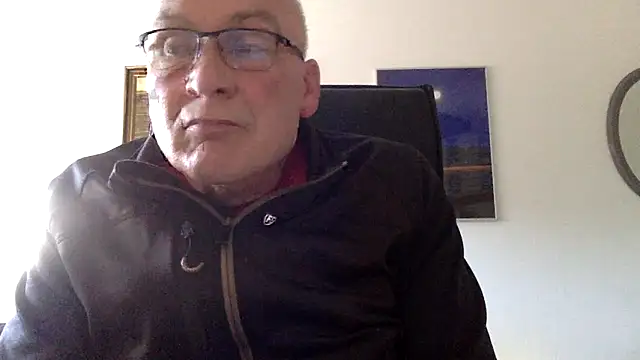Snapshot of Parleg2 chatting on May 4, 6:31 am Parleg2 online show from May 4, 6:31 am