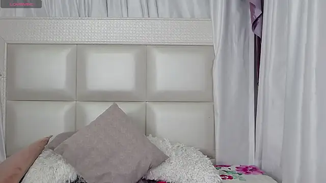Snapshot of verosantana15 chatting on May 19, 12:27 am verosantana15 online show from May 19, 12:27 am