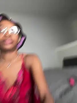 Snapshot of PrettypetitePrincess chatting on February 16, 6:43 am PrettypetitePrincess online show from February 16, 6:43 am