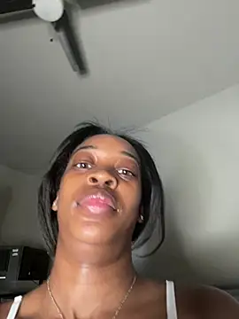 Snapshot of PrettypetitePrincess chatting on March 7, 4:24 am PrettypetitePrincess online show from March 7, 4:24 am