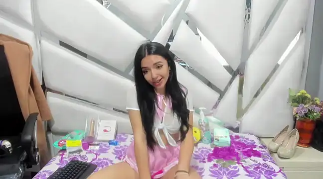 Snapshot of Sweets_Violeta18 chatting on January 9, 6:06 am Sweets Violeta18 online show from January 9, 6:06 am