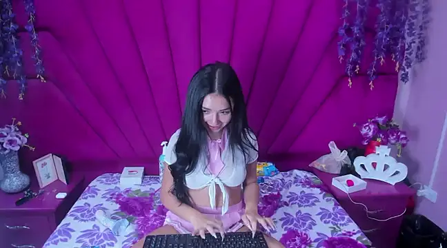 Snapshot of Sweets_Violeta18 chatting on January 16, 6:14 am Sweets Violeta18 online show from January 16, 6:14 am