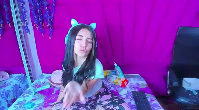 Snapshot of Sweets_Violeta18 chatting on March 6, 6:52 am Sweets Violeta18 online show from March 6, 6:52 am