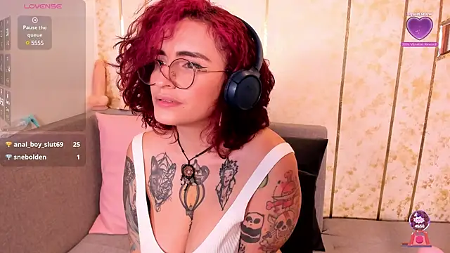 Snapshot of catalehia_moonlight chatting on March 5, 7:49 pm catalehia moonlight online show from March 5, 7:49 pm