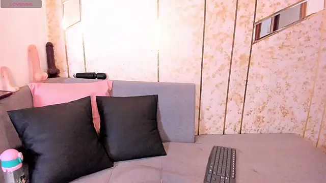 Snapshot of catalehia_moonlight chatting on March 13, 4:45 pm catalehia moonlight online show from March 13, 4:45 pm