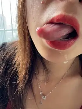 Snapshot of SSSniang- chatting on October 28, 1:31 am SSSniang- online show from October 28, 1:31 am