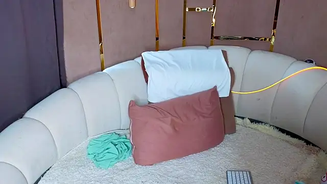 emilytrays online show from May 12, 4:20 am