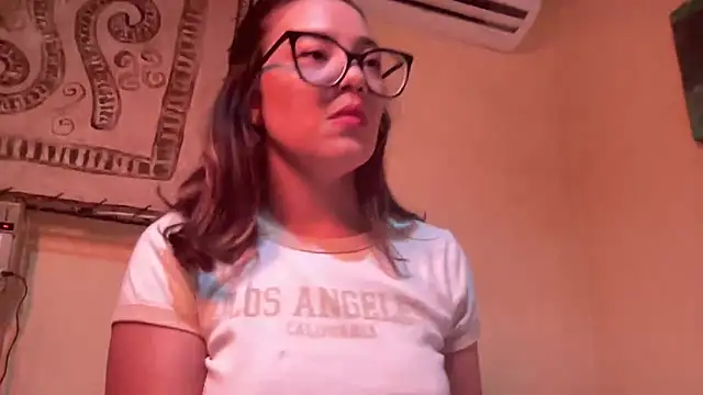 Snapshot of MadameNat chatting on February 19, 2:33 am MadameNat online show from February 19, 2:33 am