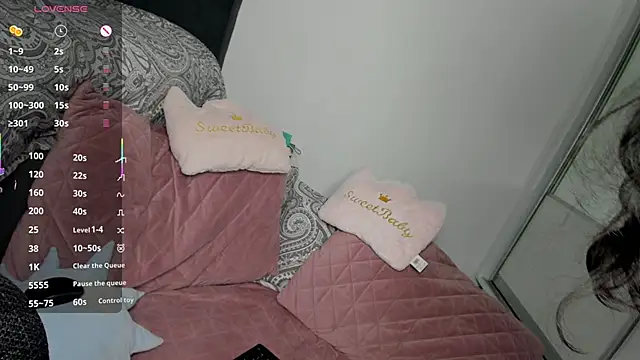 Snapshot of NNNoire chatting on October 4, 9:51 am NNNoire online show from October 4, 9:51 am