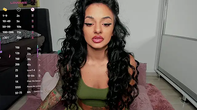 Snapshot of NNNoire chatting on October 9, 9:51 am NNNoire online show from October 9, 9:51 am