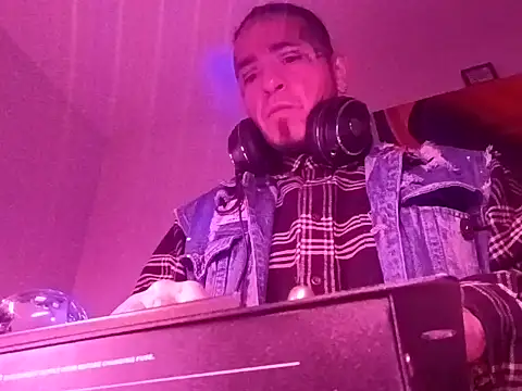 justthetip4209 online show from October 4, 6:11 am