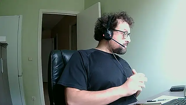 Snapshot of littlehairyman chatting on October 3, 8:11 am littlehairyman online show from October 3, 8:11 am