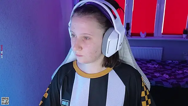 Snapshot of mon_lola chatting on October 15, 11:21 am mon lola online show from October 15, 11:21 am