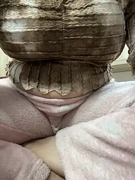 Red-Magic-25 online show from February 15, 7:27 am