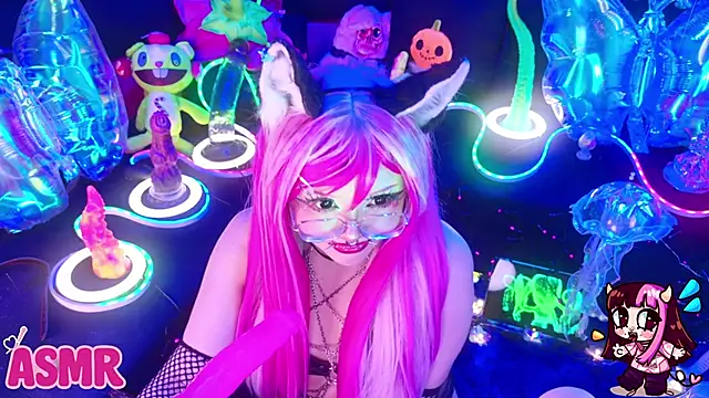 Snapshot of LaytonBox chatting on February 16, 1:40 pm LaytonBox online show from February 16, 1:40 pm