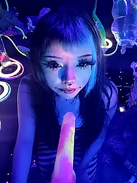 Snapshot of LaytonBox chatting on February 17, 6:36 pm LaytonBox online show from February 17, 6:36 pm