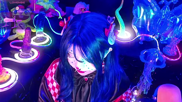 Snapshot of LaytonBox chatting on February 19, 2:02 pm LaytonBox online show from February 19, 2:02 pm