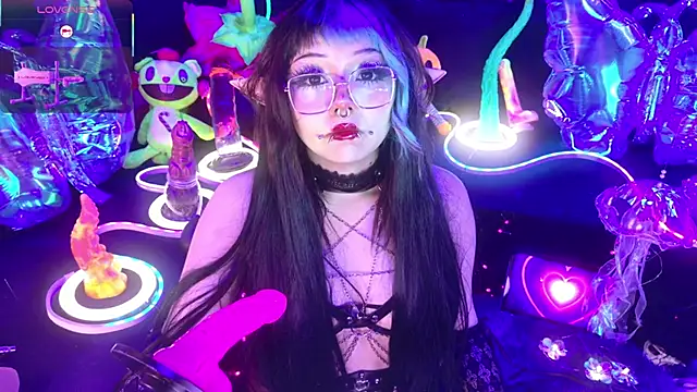 Snapshot of LaytonBox chatting on February 20, 2:39 pm LaytonBox online show from February 20, 2:39 pm