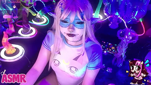 Snapshot of LaytonBox chatting on February 22, 2:48 pm LaytonBox online show from February 22, 2:48 pm