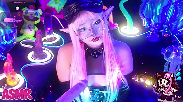 Snapshot of LaytonBox chatting on March 9, 6:01 pm LaytonBox online show from March 9, 6:01 pm