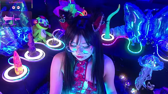 Snapshot of LaytonBox chatting on March 13, 2:23 pm LaytonBox online show from March 13, 2:23 pm