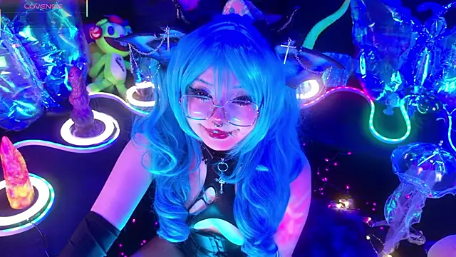 Snapshot of LaytonBox chatting on March 14, 2:11 pm LaytonBox online show from March 14, 2:11 pm