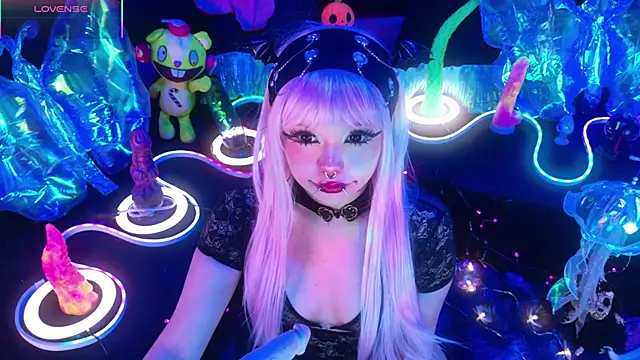 Snapshot of LaytonBox chatting on March 18, 3:04 pm LaytonBox online show from March 18, 3:04 pm