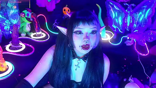 Snapshot of LaytonBox chatting on March 21, 2:09 pm LaytonBox online show from March 21, 2:09 pm