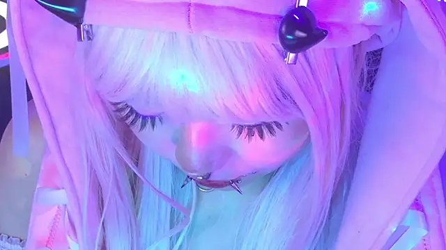 Snapshot of LaytonBox chatting on March 31, 3:01 pm LaytonBox online show from March 31, 3:01 pm