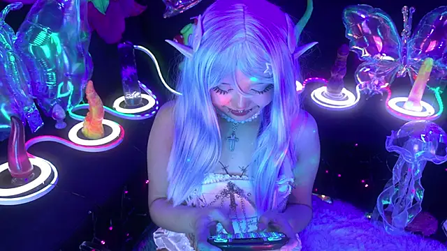 Snapshot of LaytonBox chatting on April 8, 3:45 pm LaytonBox online show from April 8, 3:45 pm