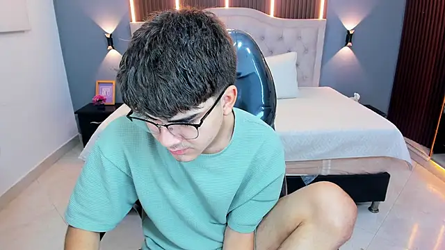 Tommy18   online show from May 10, 3:23 am