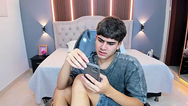 Tommy18   online show from June 24, 3:38 am