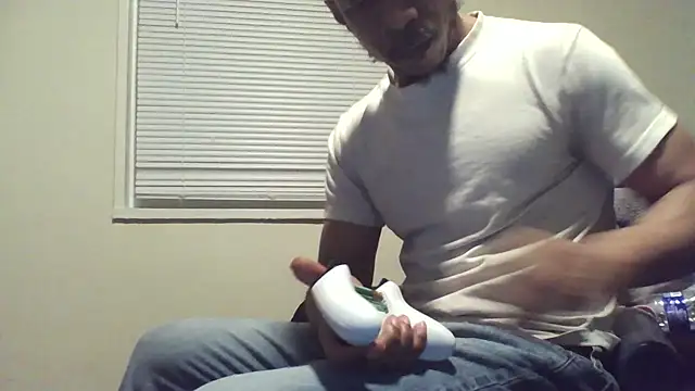 Snapshot of MrDaddyBbSnake chatting on March 13, 12:59 am MrDaddyBbSnake online show from March 13, 12:59 am