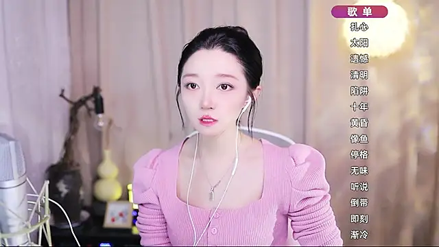Snapshot of Zoe-99 chatting on April 20, 11:24 am Zoe-99 online show from April 20, 11:24 am