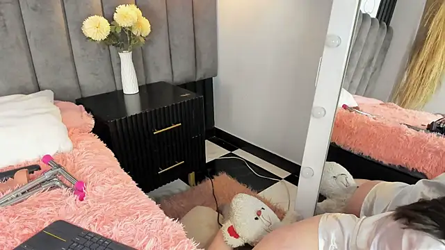 chelsea bolton  online show from October 15, 1:00 pm