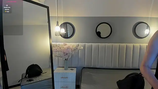 chelsea bolton  online show from April 1, 12:17 pm