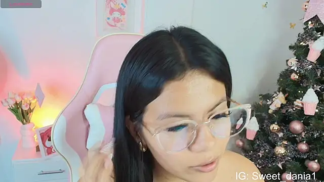 sweet dania  online show from December 19, 3:46 am