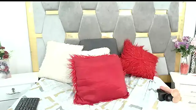 Snapshot of electrastunningx chatting on February 1, 2:45 pm electrastunningx online show from February 1, 2:45 pm