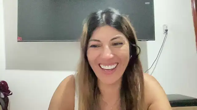 Snapshot of LunaBeya chatting on October 12, 4:55 am LunaBeya online show from October 12, 4:55 am