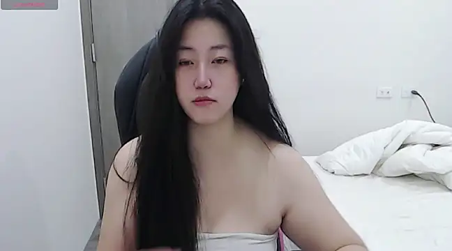 Snapshot of minnie9009 chatting on February 13, 3:29 am minnie9009 online show from February 13, 3:29 am