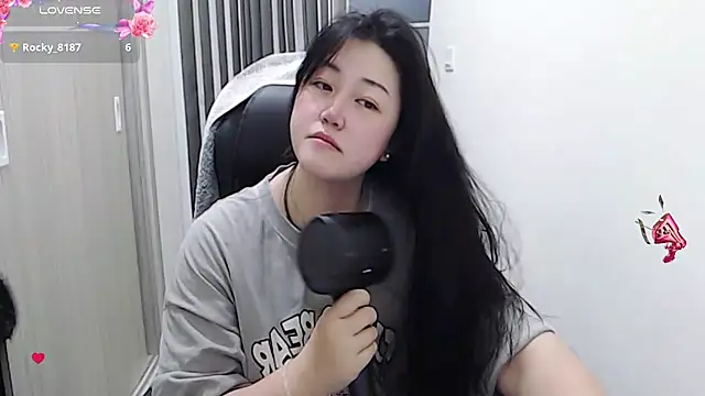 Snapshot of minnie9009 chatting on March 18, 2:04 pm minnie9009 online show from March 18, 2:04 pm