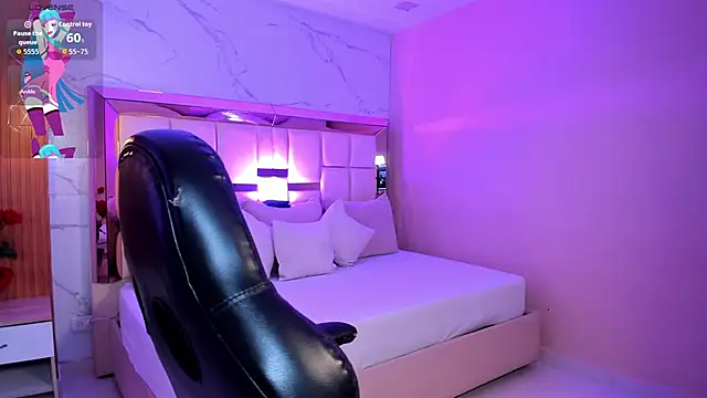 zoes milee online show from November 13, 11:20 am