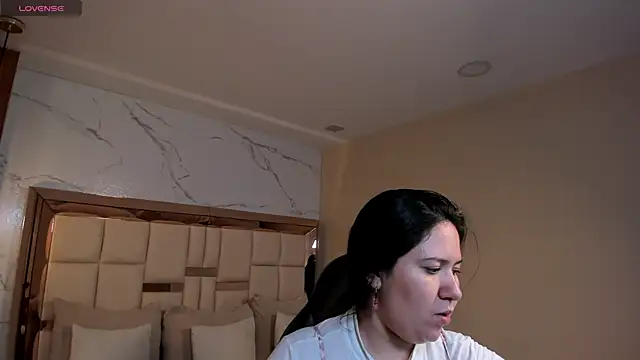Snapshot of zoes_milee chatting on May 6, 12:10 pm zoes milee online show from May 6, 12:10 pm