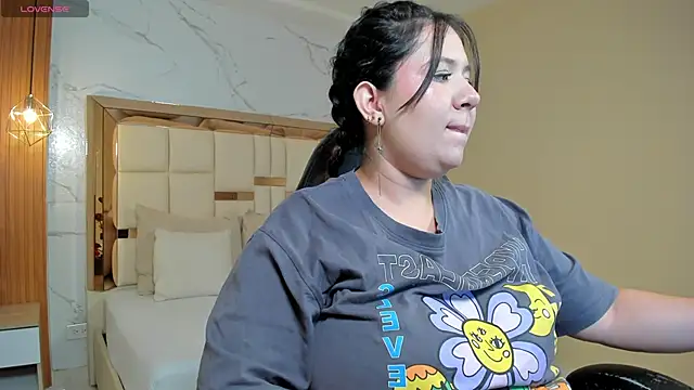 Snapshot of zoes_milee chatting on May 15, 12:12 pm zoes milee online show from May 15, 12:12 pm